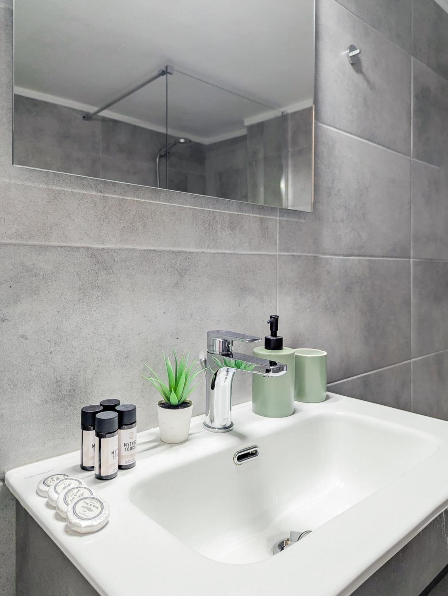 Spacious Apt For 5 Guests Next To Acropolis&Metro Atene Esterno foto